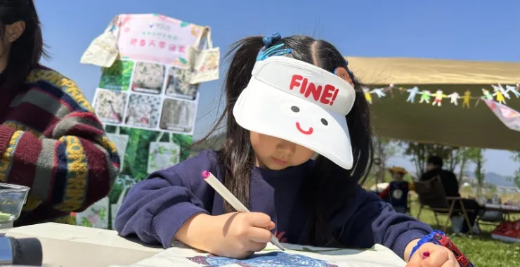 露营草地春天帐篷气球美食亲子涂鸦卡通绘画画画儿童