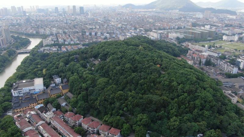 余姚城区全貌公路高楼建筑高空蓝天白云青山绿水俯瞰城市航拍龙泉山全景