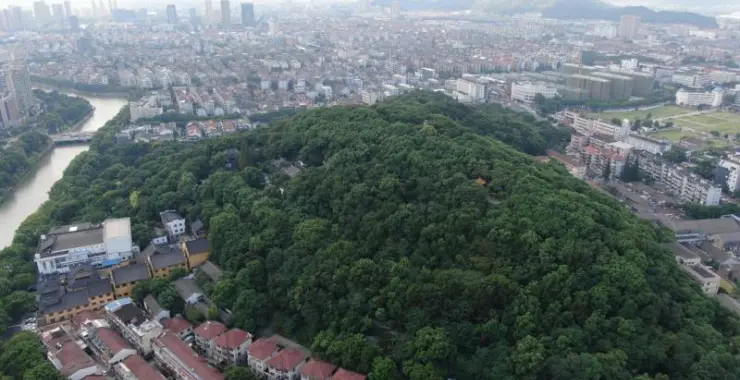 余姚城区全貌公路高楼建筑高空蓝天白云青山绿水俯瞰城市航拍龙泉山全景