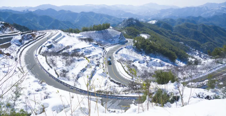余姚四明山道路雪景山路山间下雪交通蜿蜒航拍俯瞰大山里乡村房子