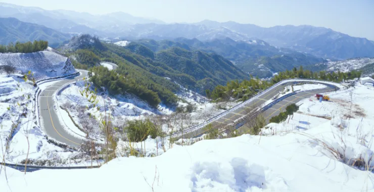 余姚四明山道路雪景山路山间下雪交通蜿蜒航拍俯瞰大山里乡村房子