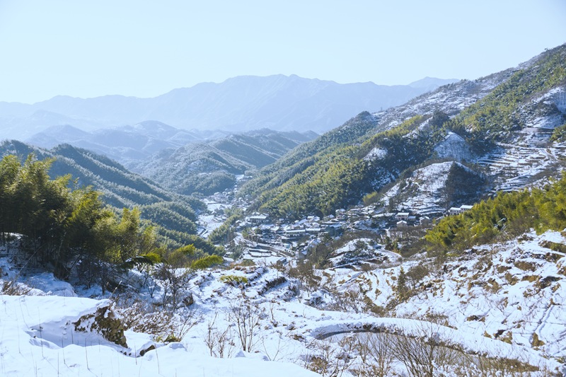 余姚四明山道路雪景山路山间下雪交通蜿蜒航拍俯瞰大山里乡村房子
