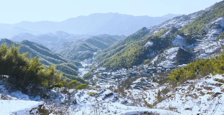余姚四明山道路雪景山路山间下雪交通蜿蜒航拍俯瞰大山里乡村房子