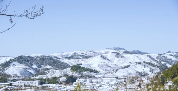 余姚四明山道路雪景山路山间下雪大山里乡村房子