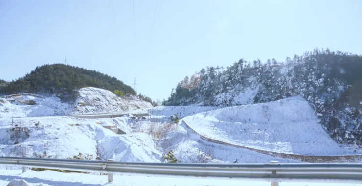 余姚四明山道路雪景山路山间下雪大山里乡村房子