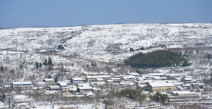 余姚四明山道路雪景山路山间下雪大山里乡村房子