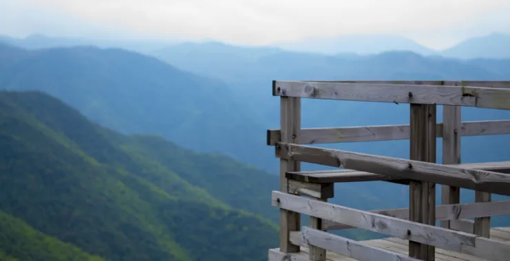 余姚四明山网红打卡点山里大山悬空观景台俯瞰拍照鹿亭玻璃