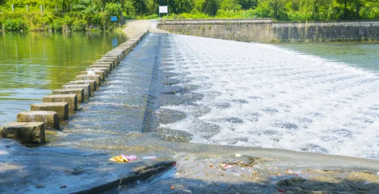余姚陆埠网红景点龙鳞坝打卡流水夏天玩水拍照溪水凉爽山里山间游玩