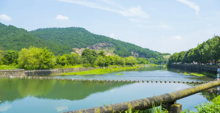余姚陆埠网红景点龙鳞坝打卡流水夏天玩水拍照溪水凉爽山里山间游玩风景优美青山绿水