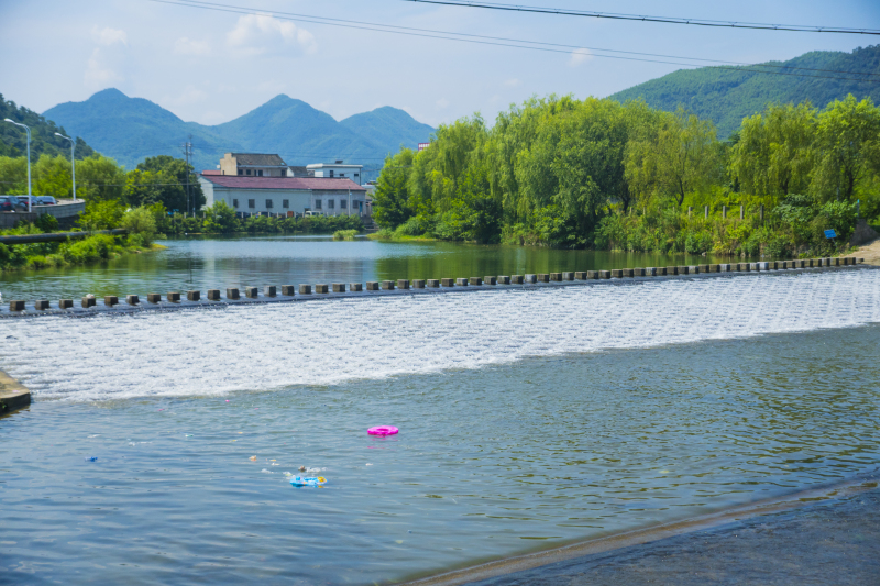 余姚陆埠网红景点龙鳞坝打卡流水夏天玩水拍照溪水凉爽山里山间游玩