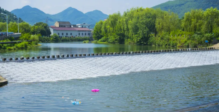 余姚陆埠网红景点龙鳞坝打卡流水夏天玩水拍照溪水凉爽山里山间游玩