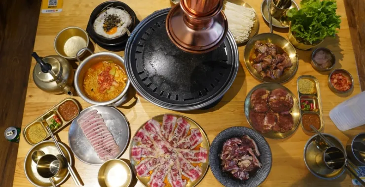 韩式料理烧烤烤肉烤盘五花肉美食烧烤夜宵宵夜烟火气聚餐拌饭方便面金针菇