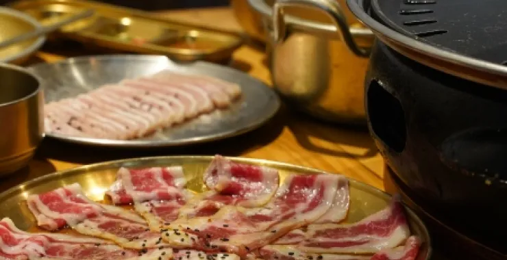 韩式料理烧烤烤肉烤盘五花肉美食烧烤夜宵宵夜烟火气