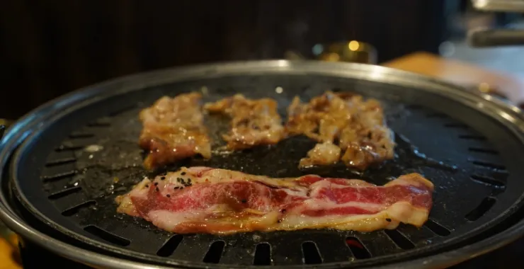 韩式料理烧烤烤肉烤盘五花肉美食烧烤夜宵宵夜烟火气