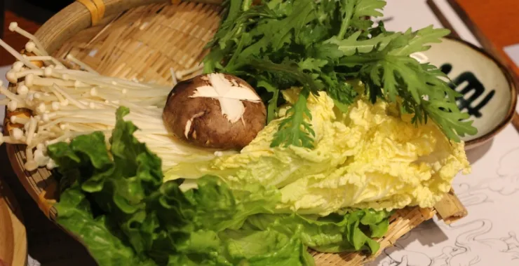 蔬菜拼盘火锅菜品餐厅美食香菇娃娃菜香菜金针菇