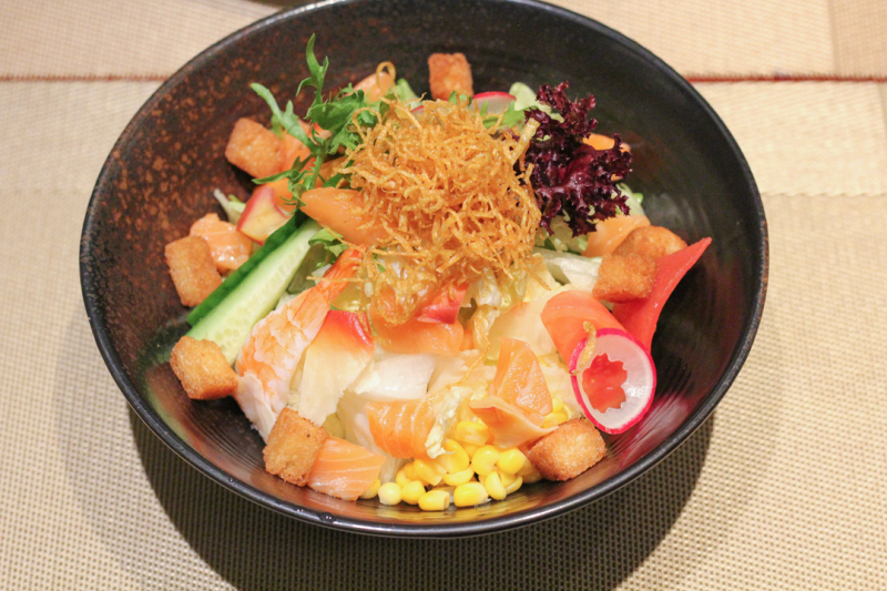 三文鱼沙拉日料套餐美食