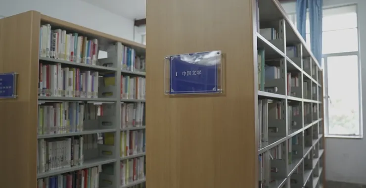 老的余姚图书馆图书书架书籍阅读看书学生课外书