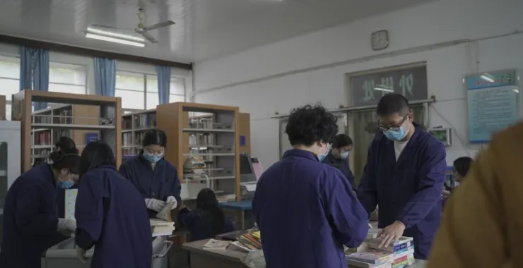 老的余姚图书馆打包图书工作人员搬迁分类整理人群背影工作