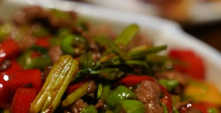 卿家姆小馆黄牛肉芹菜小炒美食