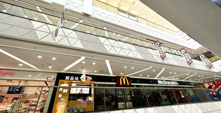余姚万达二楼麦当劳走廊过道