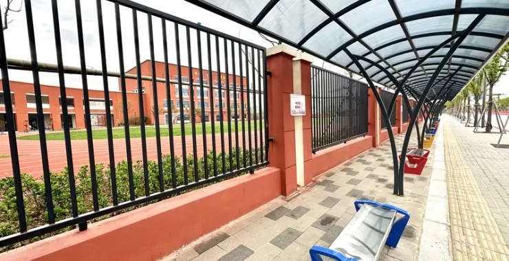 余姚市第二实验小学南校区古路头校区看台司令台赛道比赛塑胶跑道草地草坪足球场教学楼