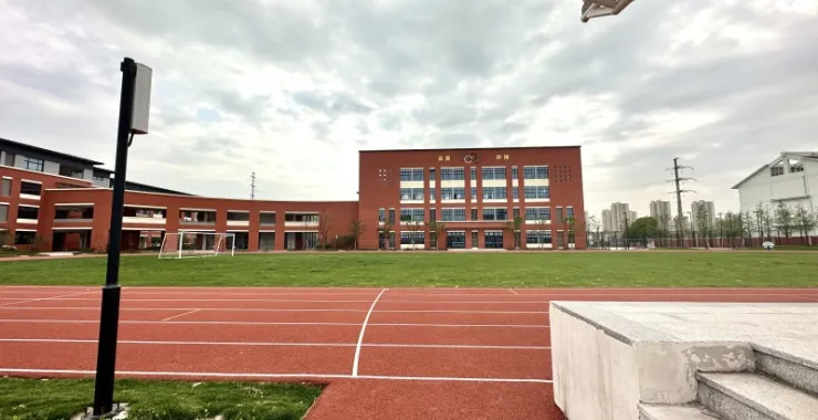 余姚市第二实验小学南校区古路头校区看台司令台赛道比赛塑胶跑道草地草坪足球场教学楼
