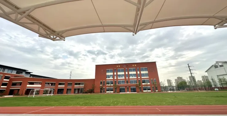 余姚市第二实验小学南校区古路头校区看台司令台赛道比赛塑胶跑道草地草坪足球场教学楼