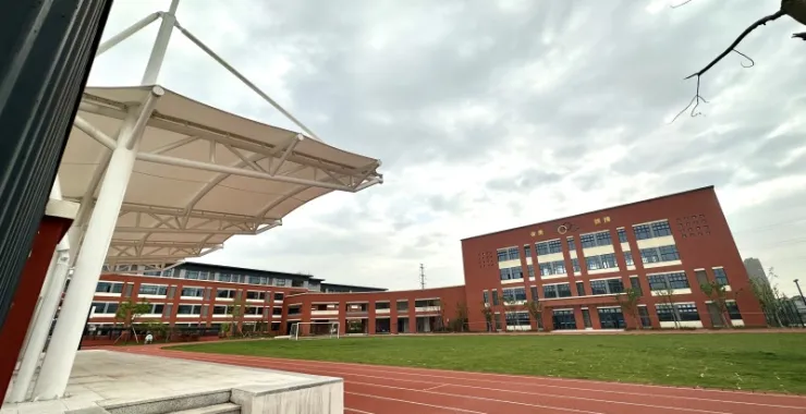 余姚市第二实验小学南校区古路头校区看台司令台赛道比赛塑胶跑道草地草坪足球场教学楼