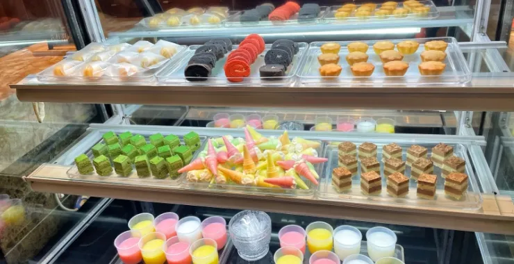 自助餐甜品区蛋糕布丁千层美食