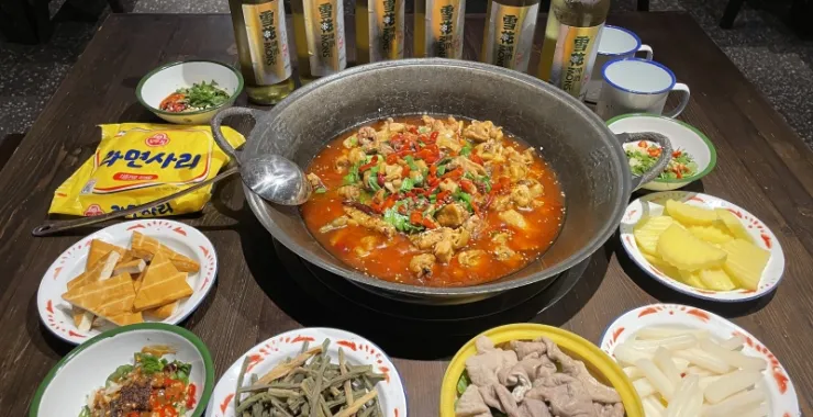 炒鸡火锅美食地锅鸡辣椒麻辣红油番茄套餐聚餐