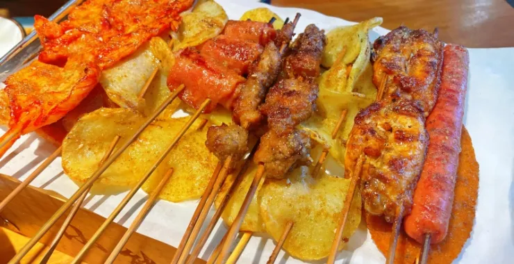 烧烤烤串美食烤鸡翅香肠火腿肠土豆片里脊肉