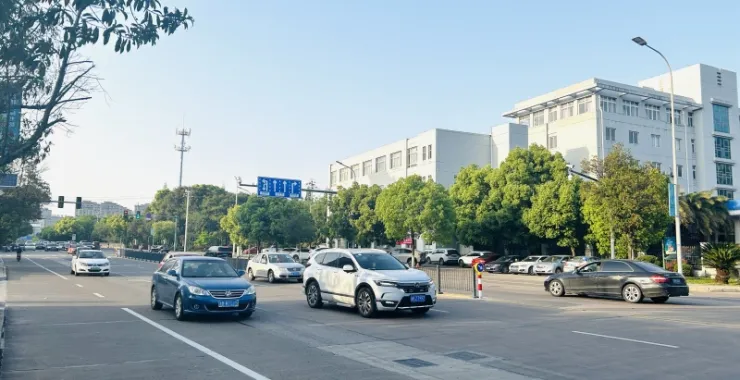 马路交通汽车道路绿化私家车