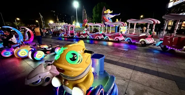 余姚万达广场1号门夜景姚城金街儿童亲子游乐小火车摇摇车