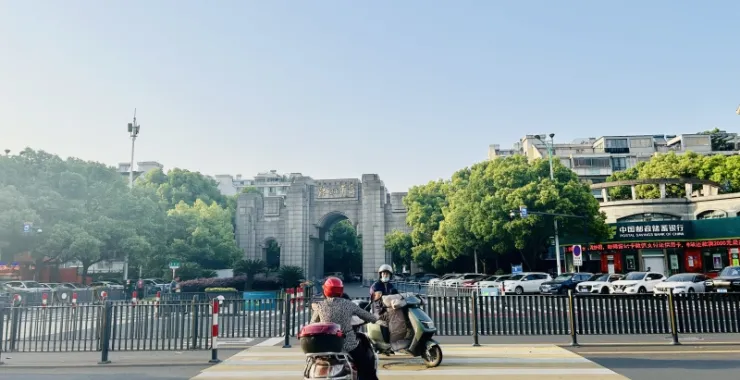 余姚中学四明西路电瓶车马路交通斑马线