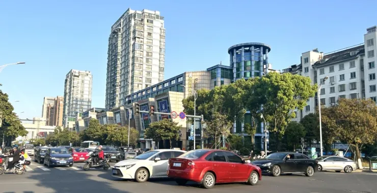 余姚四明西路马路交通私家车佳汇景苑