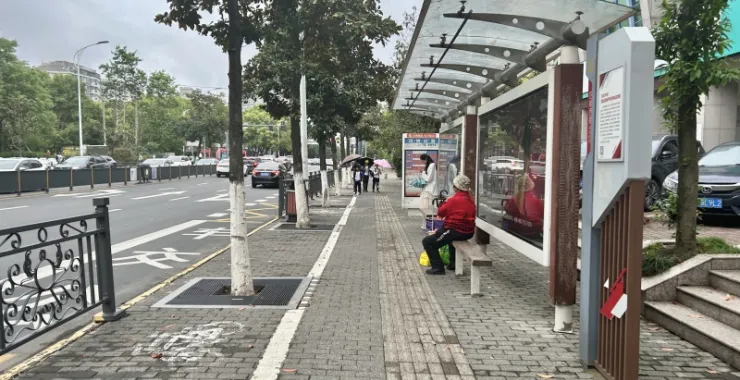 交通马路公交车站乘客候车