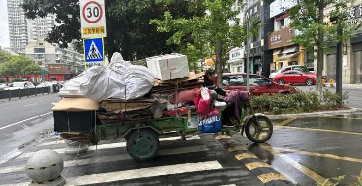 收废品纸板箱三轮车生活劳动