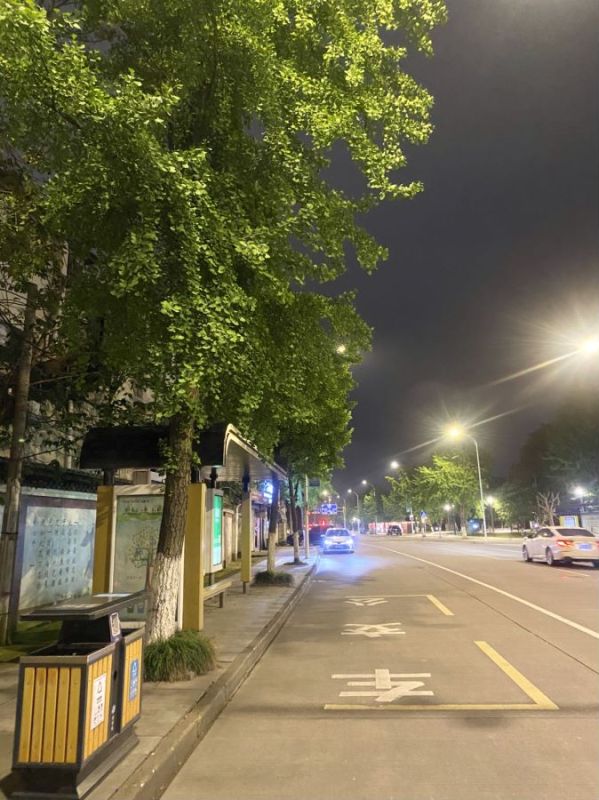 公交车站路灯交通夜色晚上夜景马路