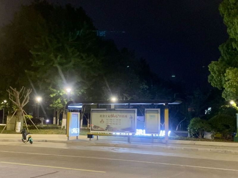 公交车站路灯交通夜色晚上夜景马路