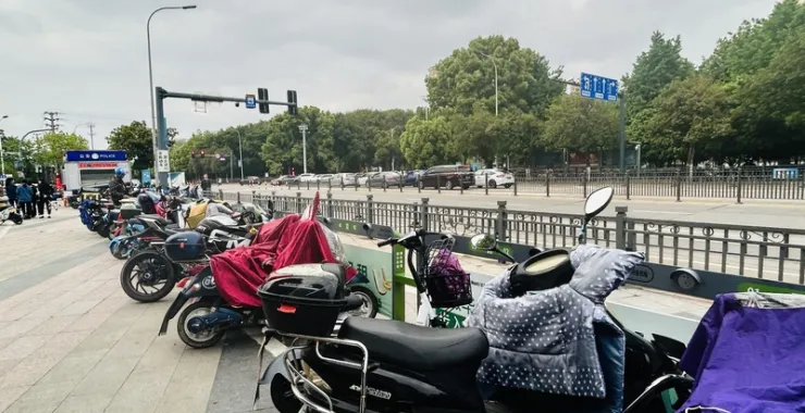 交通上班族电瓶车文明停车场