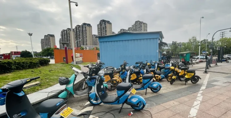 助力车小蓝车电瓶车电动车公共交通停放文明
