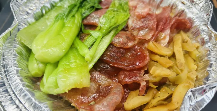 外卖煲仔饭美食榨菜腊肠香肠青菜