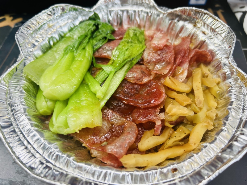 外卖煲仔饭美食榨菜腊肠香肠青菜