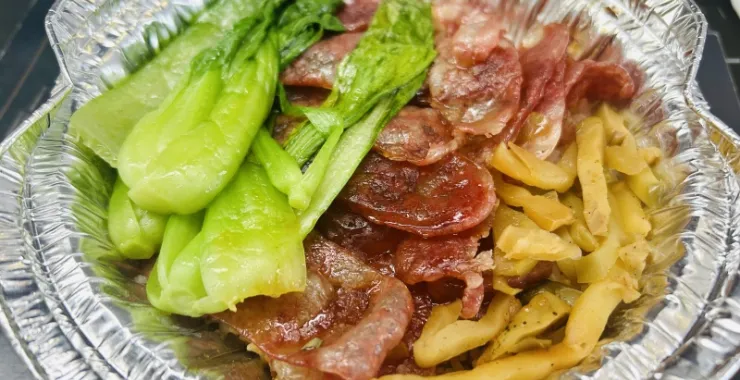 外卖煲仔饭美食榨菜腊肠香肠青菜
