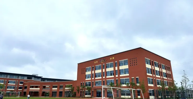 余姚市第二实验小学南校区古路头校区赛道比赛塑胶跑道草地草坪足球场教学楼足球场铅球场