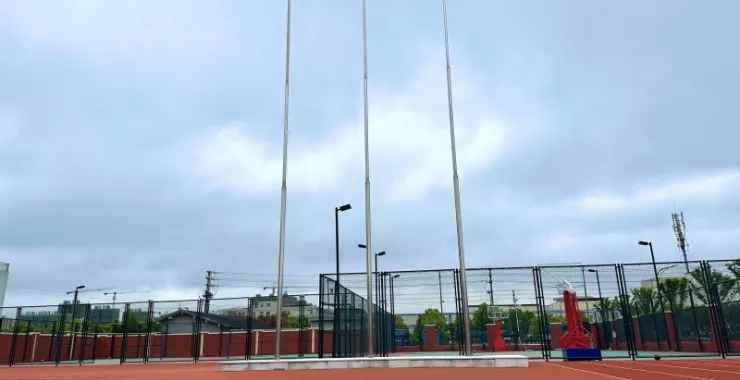 余姚市第二实验小学南校区古路头校区赛道比赛塑胶跑道草地草坪旗杆升旗运动