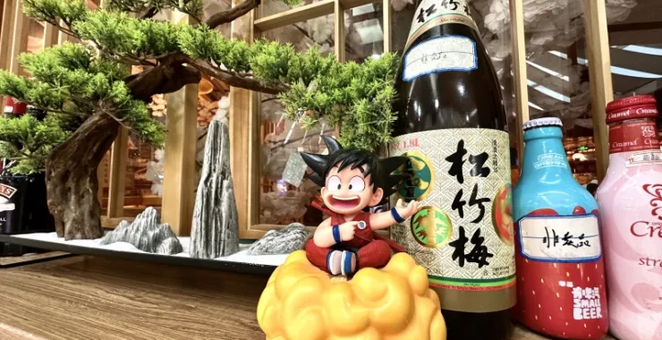 余姚万达广场浅草君日式料理店面摆设日式小玩偶伴手礼超级赛亚人