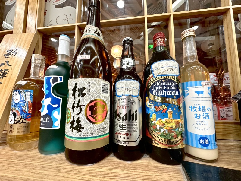 余姚万达广场浅草君日式料理店面摆设日式小玩偶伴手礼酒瓶