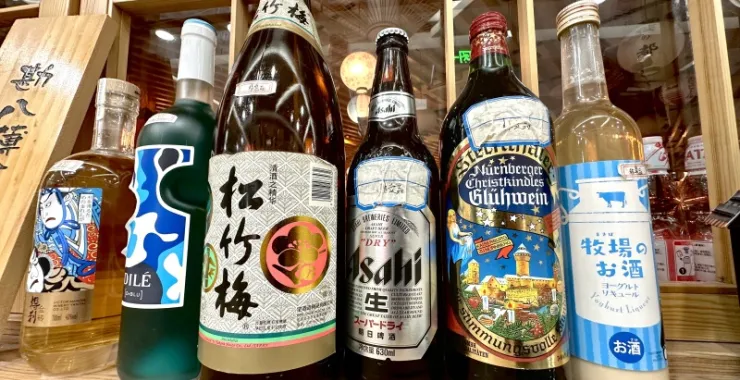 余姚万达广场浅草君日式料理店面摆设日式小玩偶伴手礼酒瓶