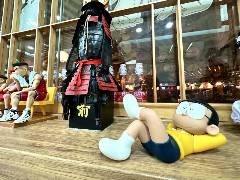 余姚万达广场浅草君日式料理店面摆设日式小玩偶伴手礼哆啦A梦大熊蓝胖子